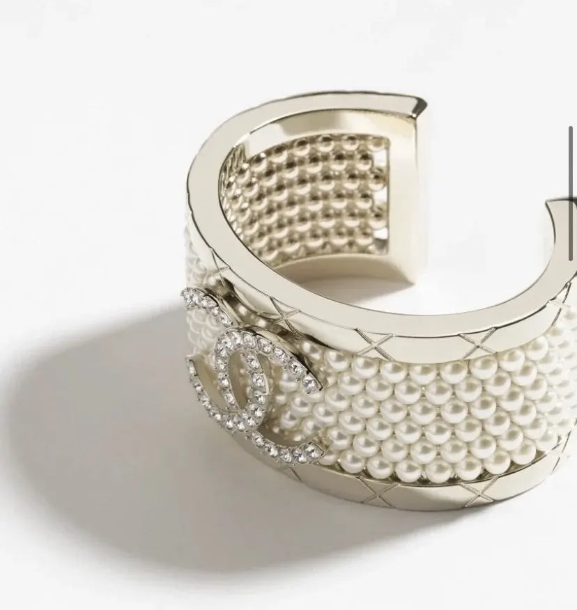 Chanel Pearl and Crystal Cuff Bracelet - Hình 7