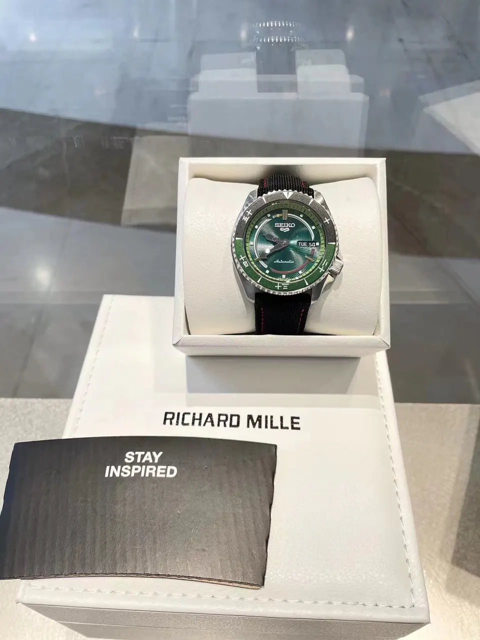 Seiko Green Dial Watch - Hình 4